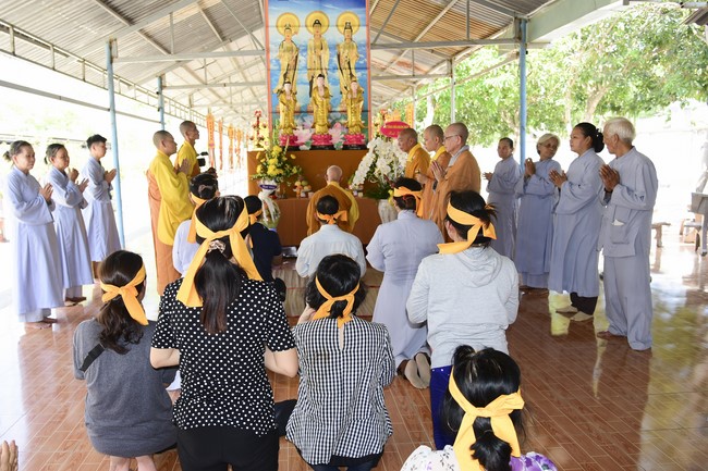 Chanting sutra, praying for rebirth of the spirit at Vinh Nghiem Pagoda